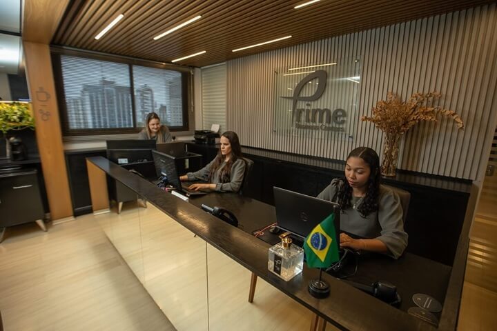 Recepção do Prime Business Centers em Goiânia — equipe profissional atende visitantes da sua reunião no Setor Marista