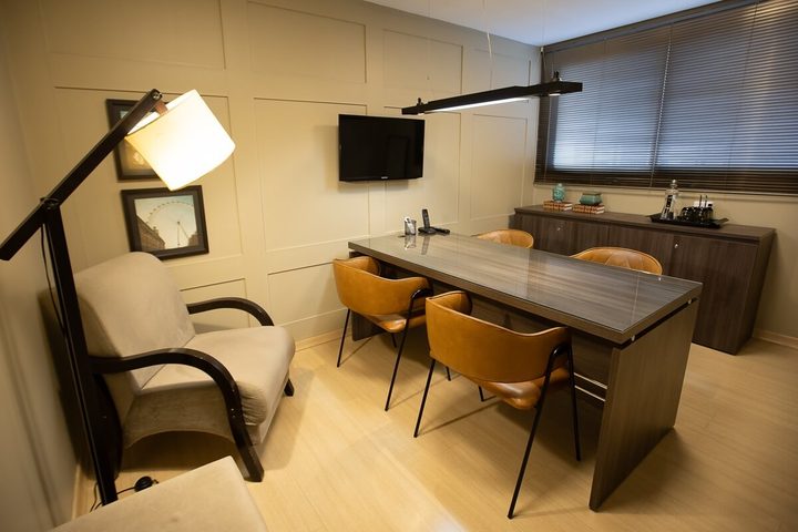 Sala de reunião por hora em Goiânia — sala de atendimento com mesa executiva e iluminação cuidada no Prime Setor Marista